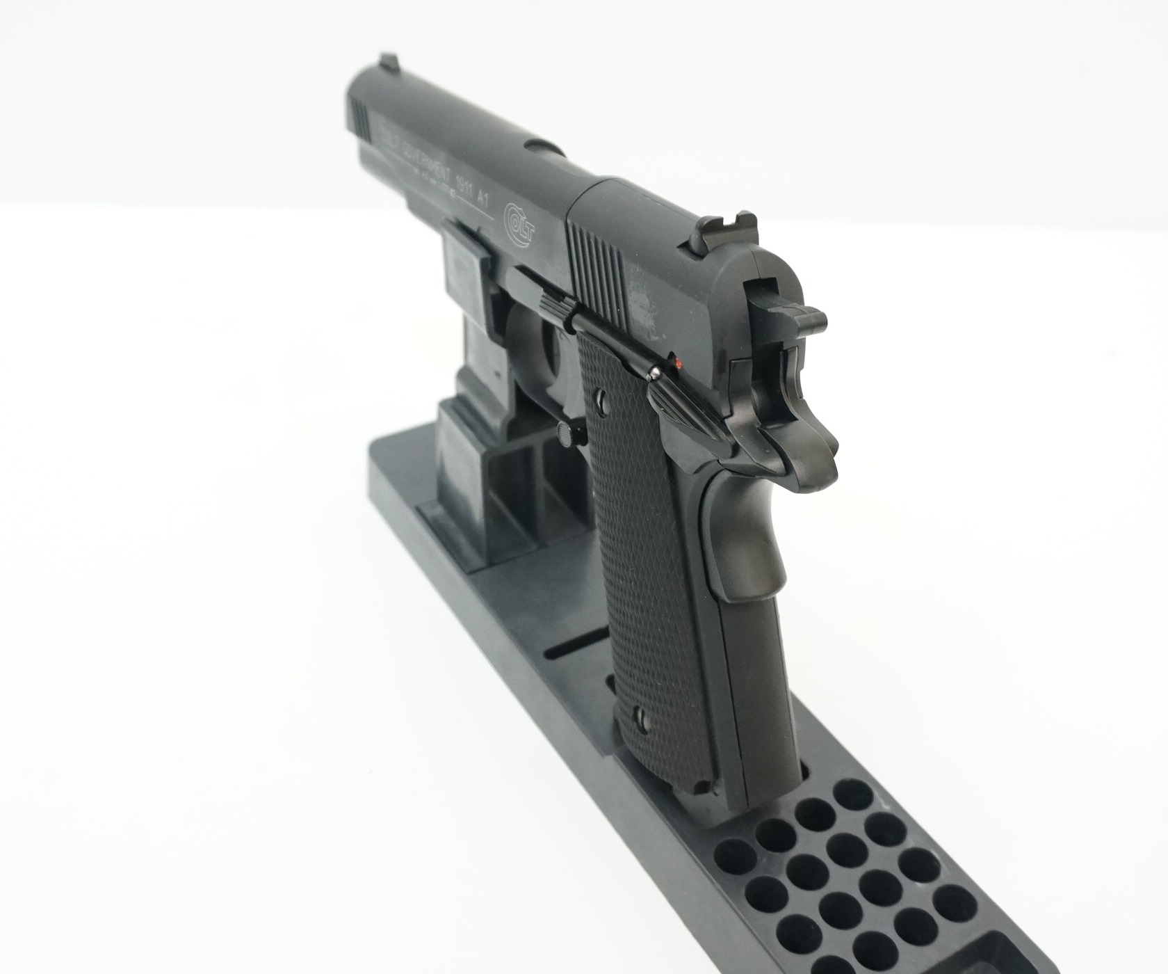 Пистолет пневматический Colt Govermment (черн., с пл/накл.)